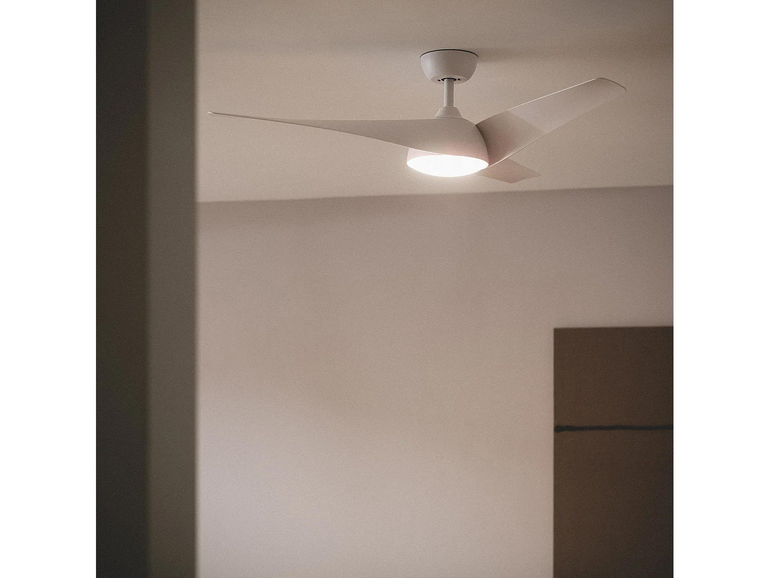 Ventilador de Techo Silencioso Eubea 132cm Motor DC Blanco CCT Con Luz Mando a Distancia Wifi: False