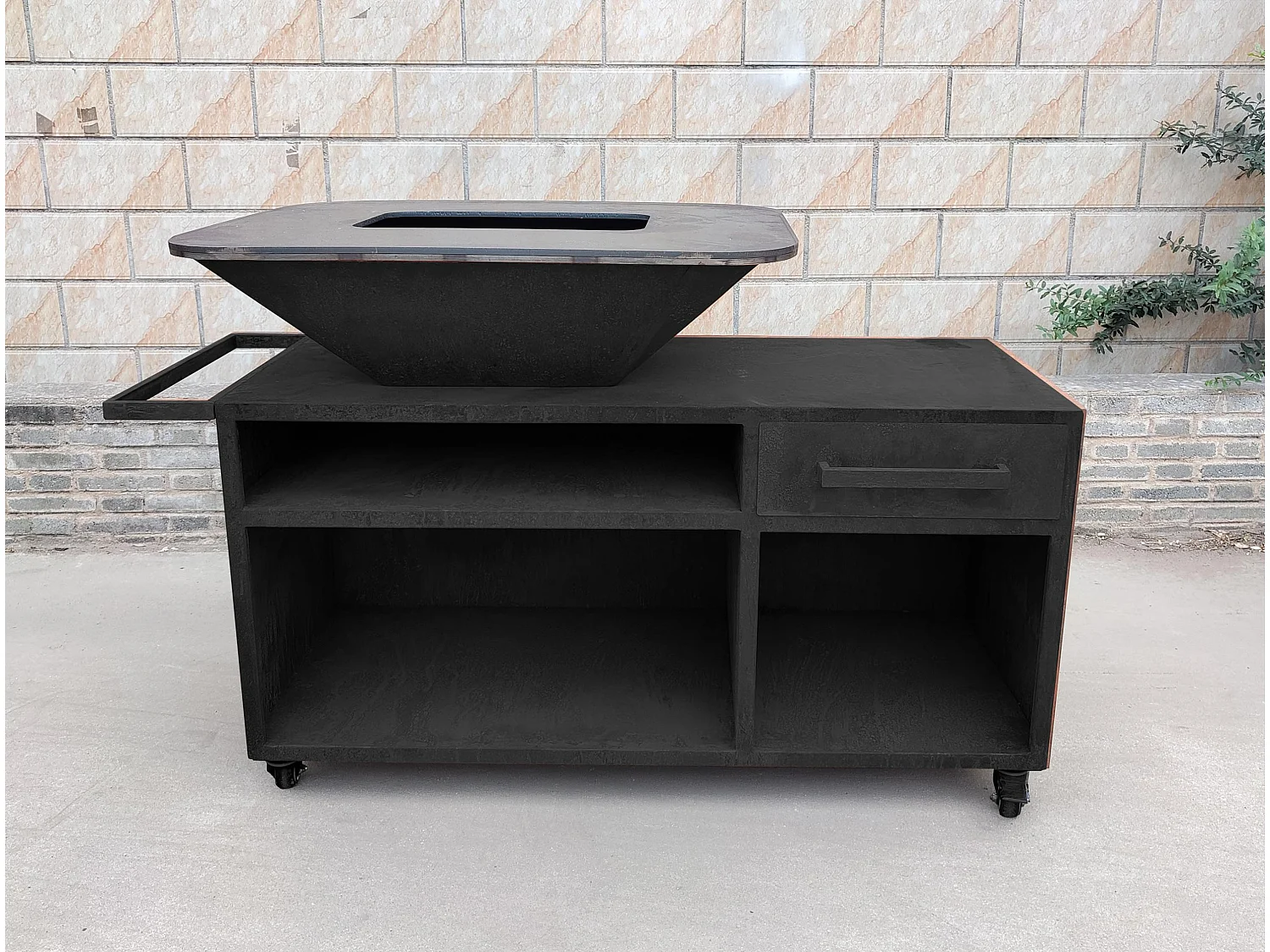 Grand barbecue avec armoire et plaque de cuisson en acier