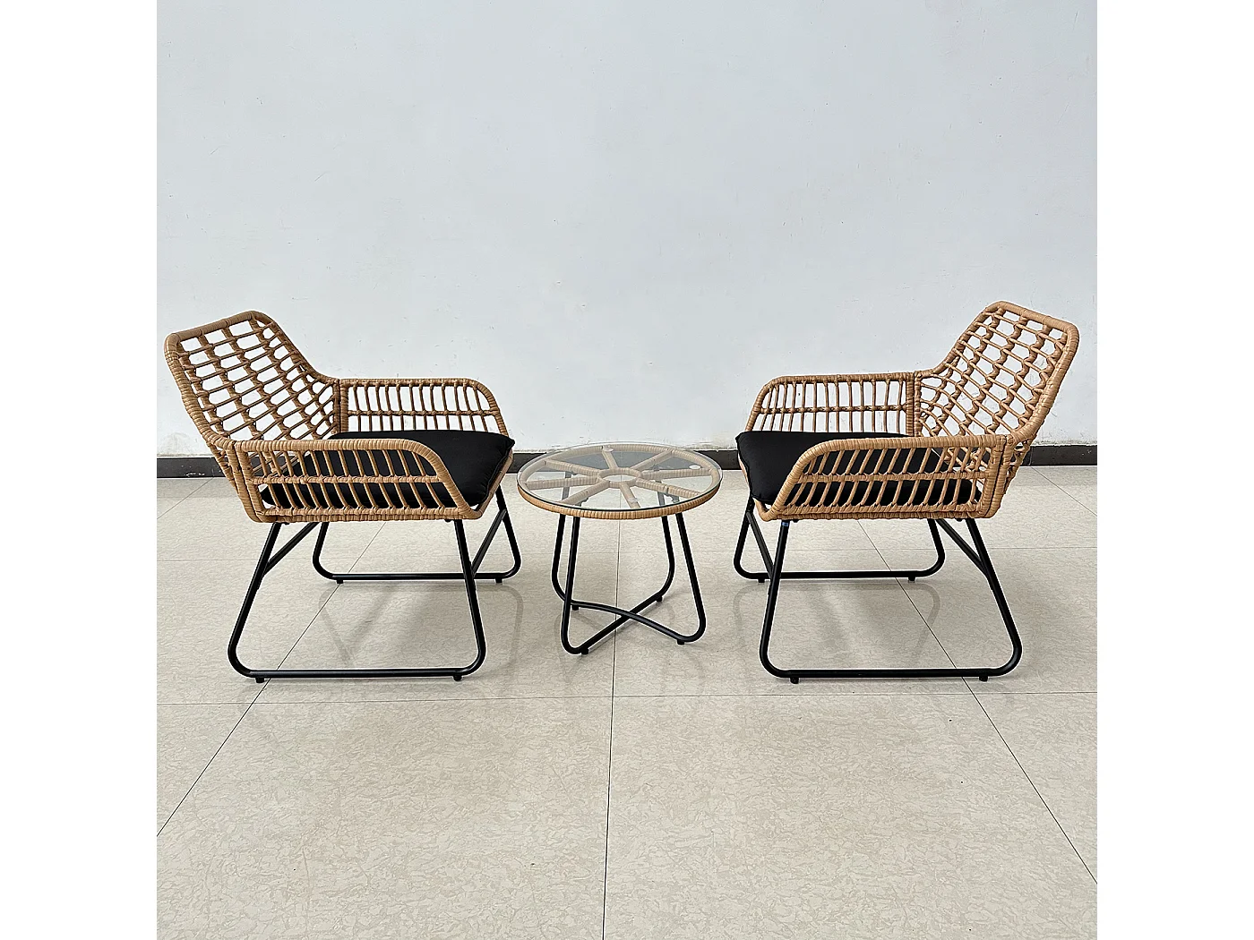 Salon de Jardin - 2 Chaises 1 Table - Couleur Marron, Coussins Noirs