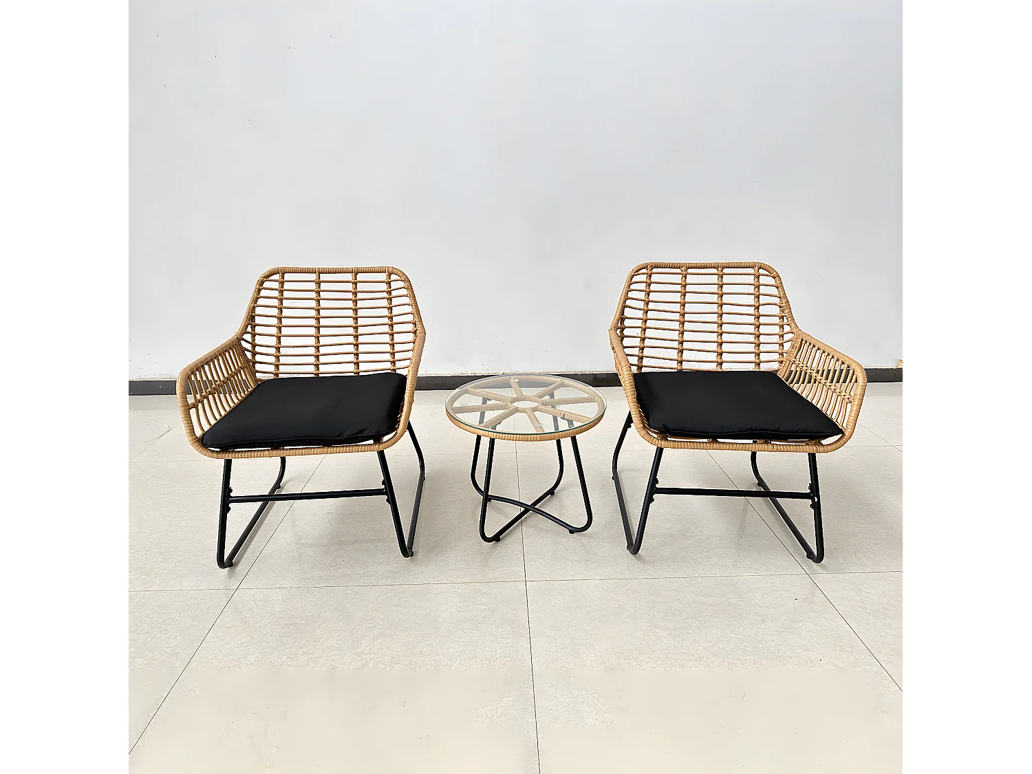 Salon de Jardin - 2 Chaises 1 Table - Couleur Marron, Coussins Noirs