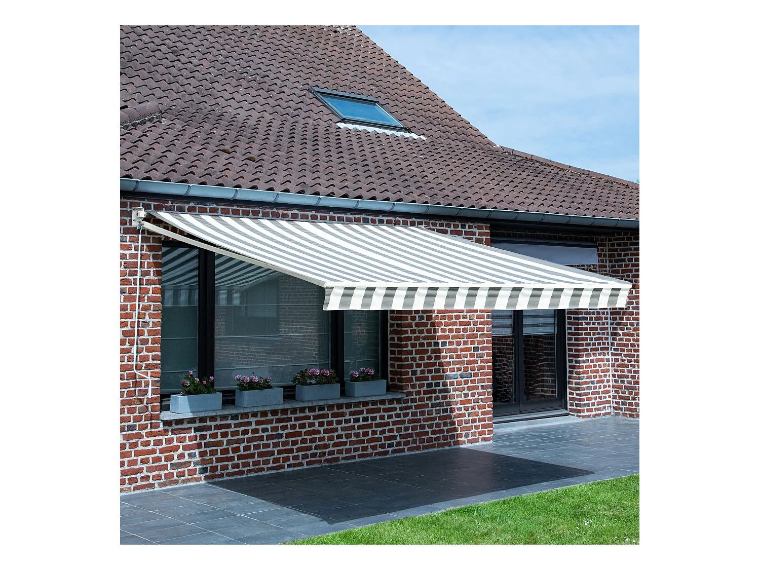 Store banne SAULE 2,95 × 2,5m - Toile rayée blanche/grise et structure blanche - HAPPY GARDEN