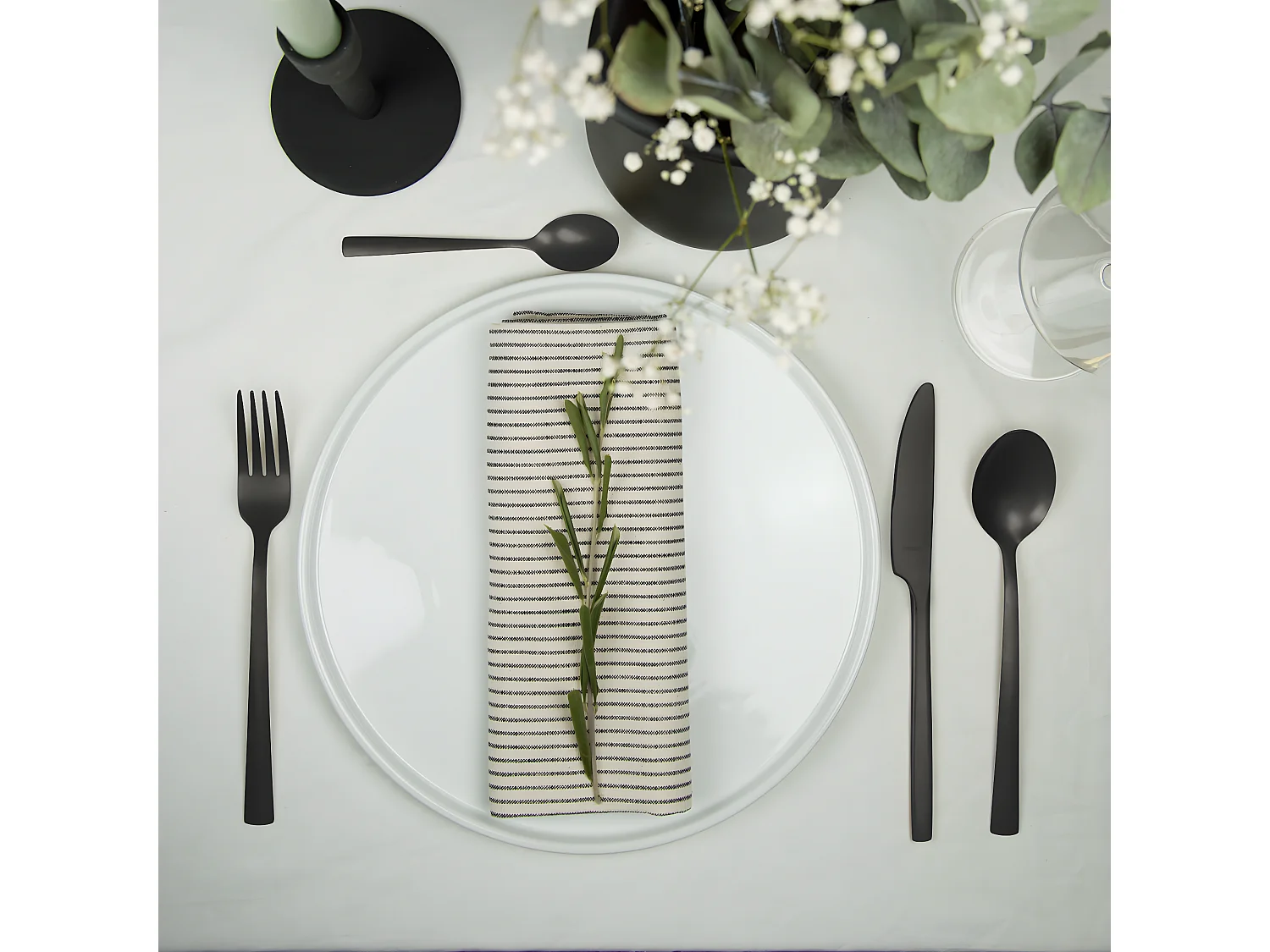 16-teiliges Vintage-Schwarzbesteck aus Edelstahl mit mattem Finish