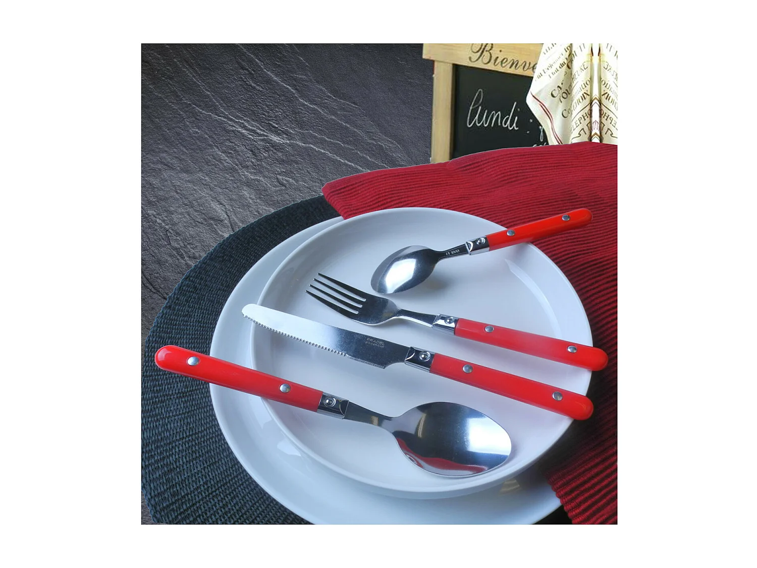 Juego de cubiertos Saxo Rojo de acero inoxidable para 4 personas entregado en tubo triangular