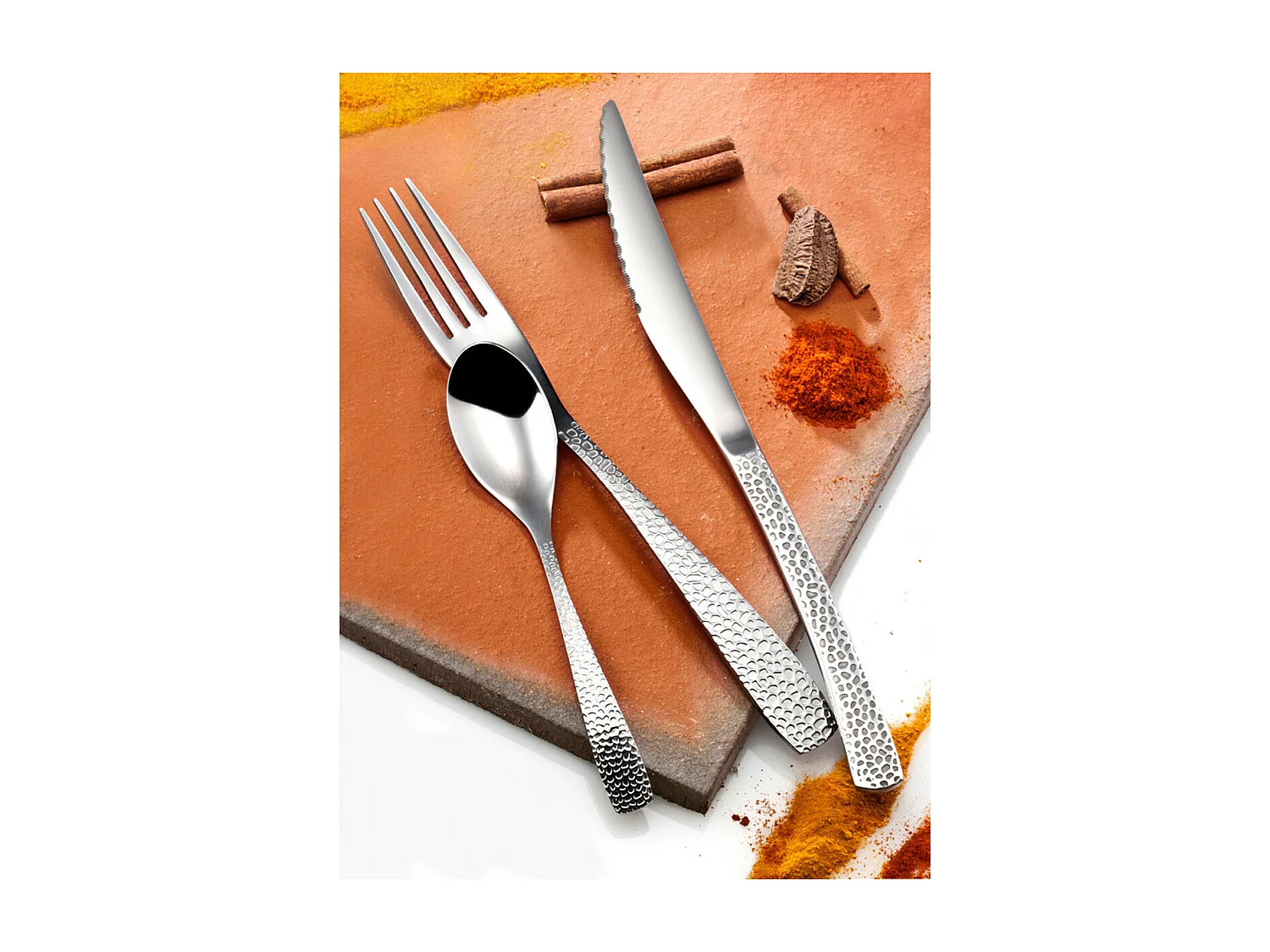 Besteckset Bongo 24-teilig aus Edelstahl - Gespanntes und Gehämmertes Design - Premium-Box