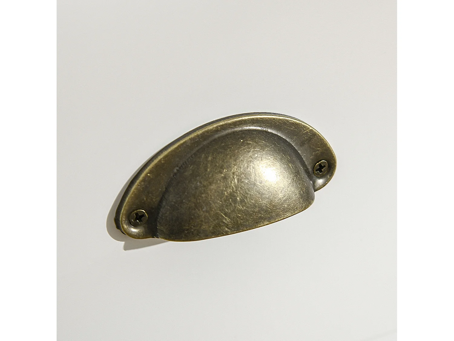 Meuble de rangement chiffonnier style néo-rétro 5 tiroirs poignées coquilles MDF blanc bleu gris