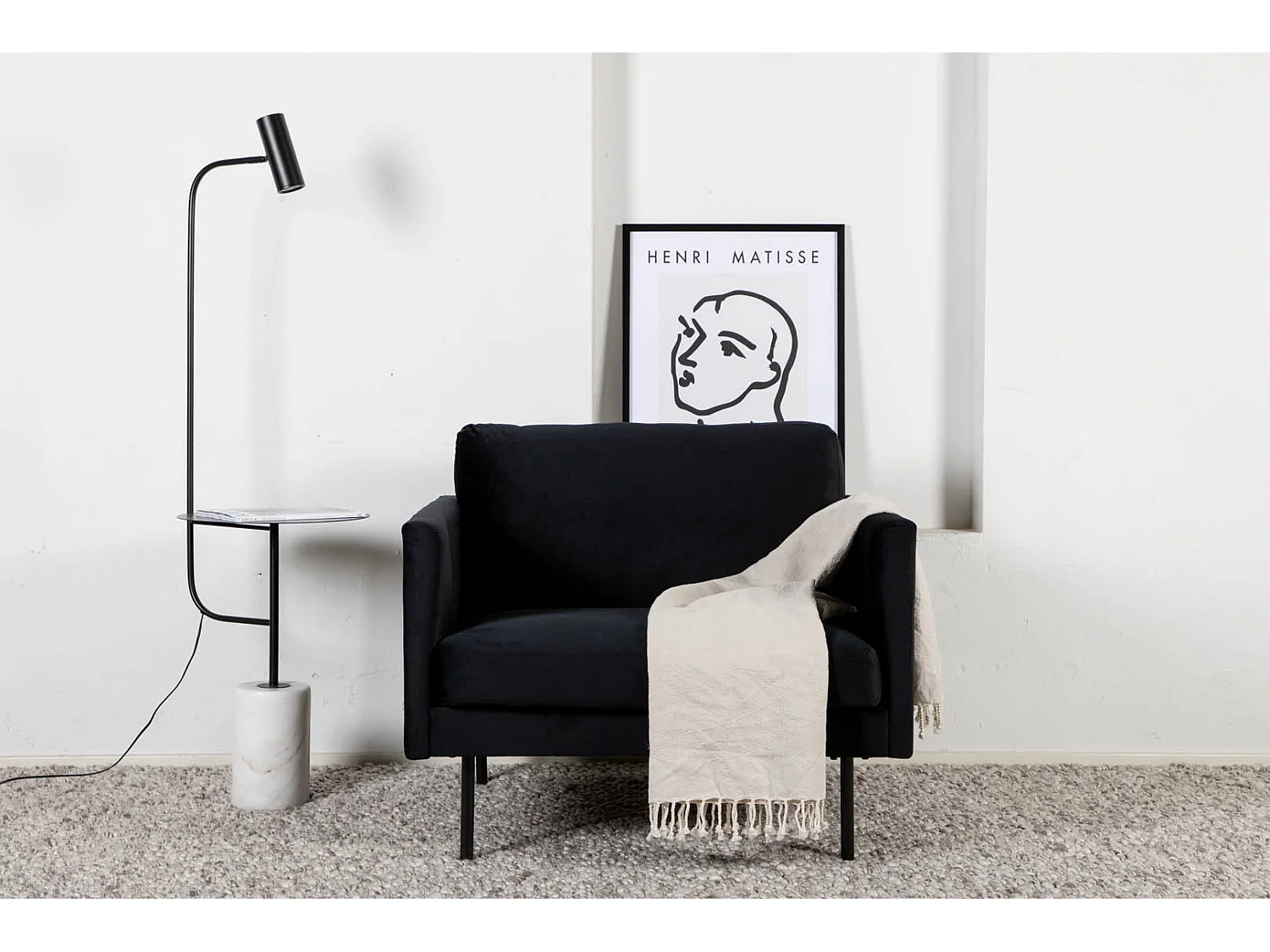 Zoom fauteuil velours noir.