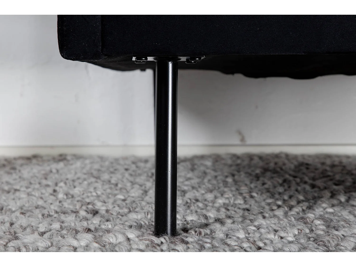 Zoom fauteuil velours noir.