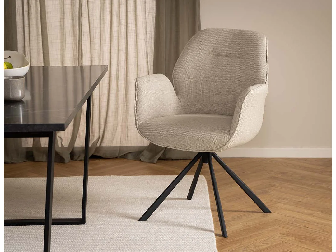 Aura chaise de salle à manger avec accoudoirs beige.