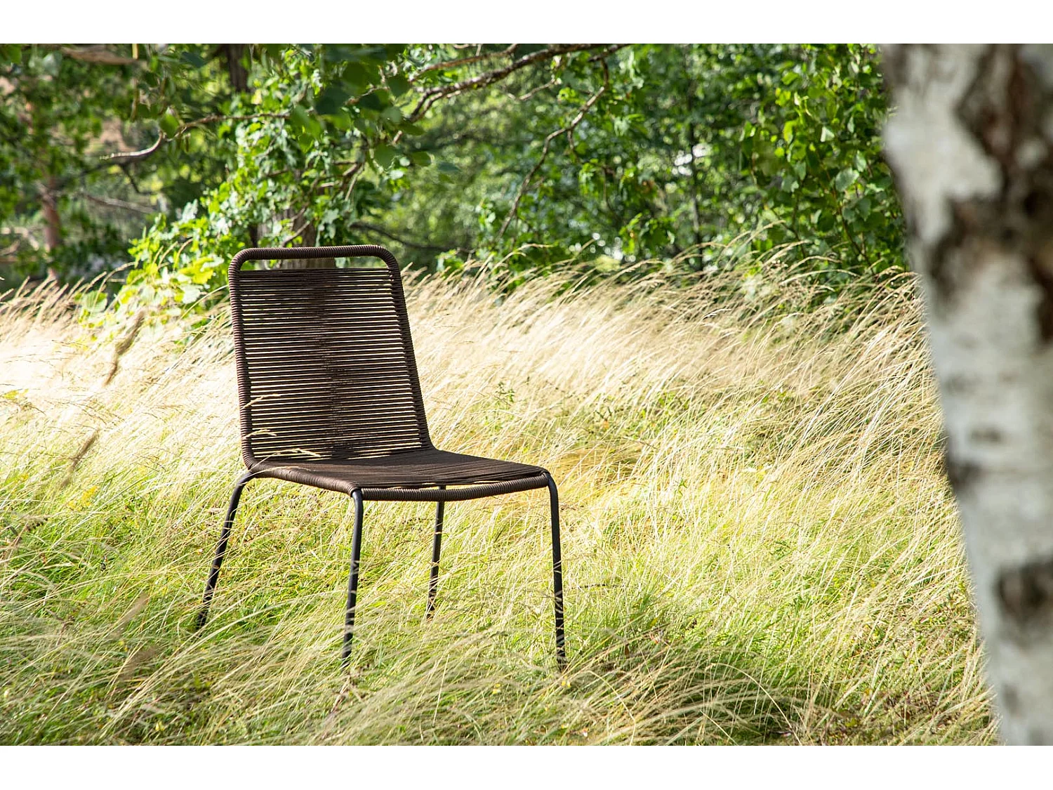 Lindos chaise de jardin empilable marron.