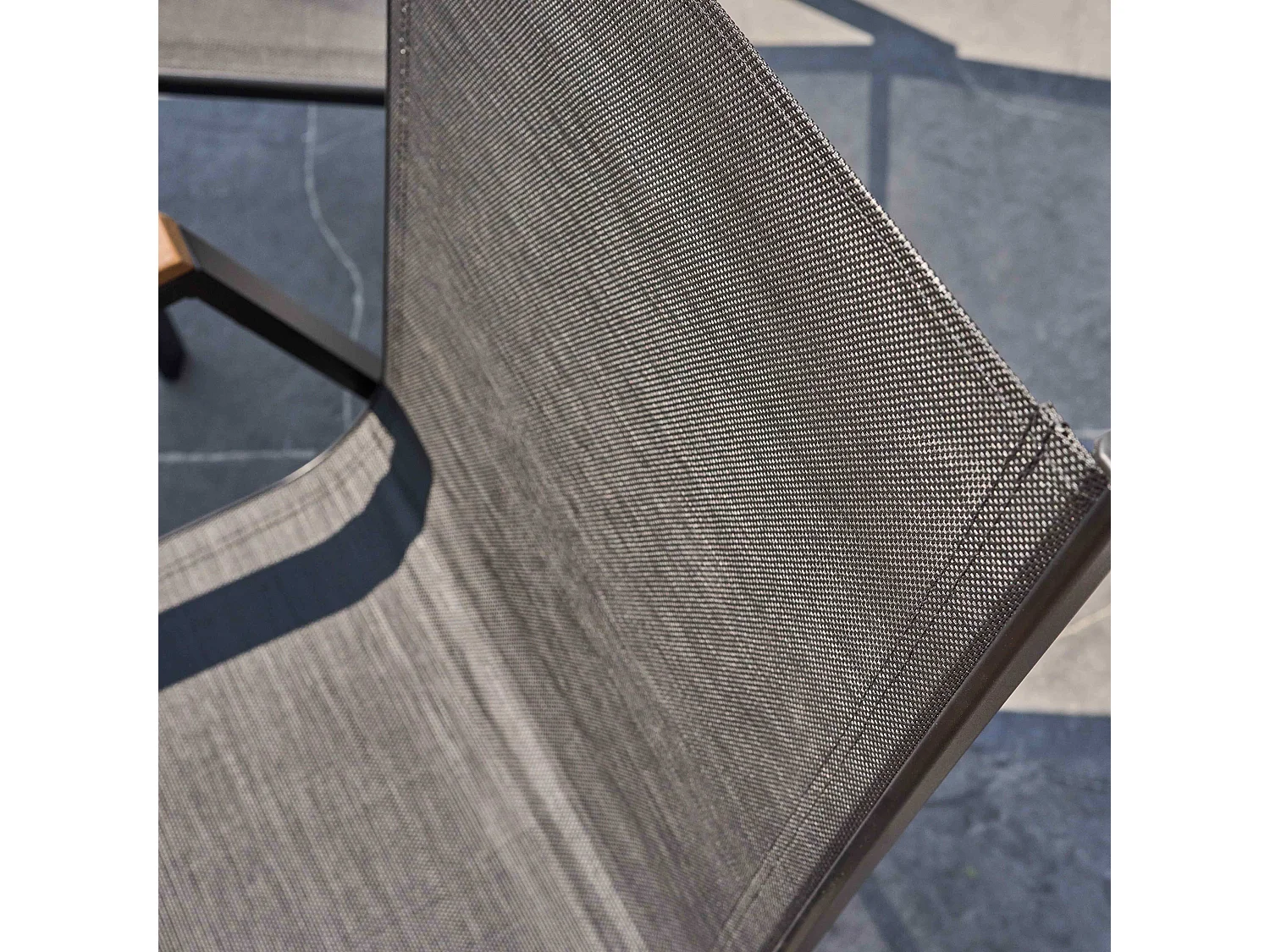 Lot de deux fauteuils de jardin en aluminium et bois