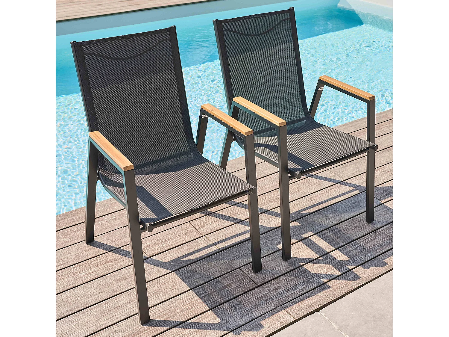 Lot de deux fauteuils de jardin en aluminium et bois