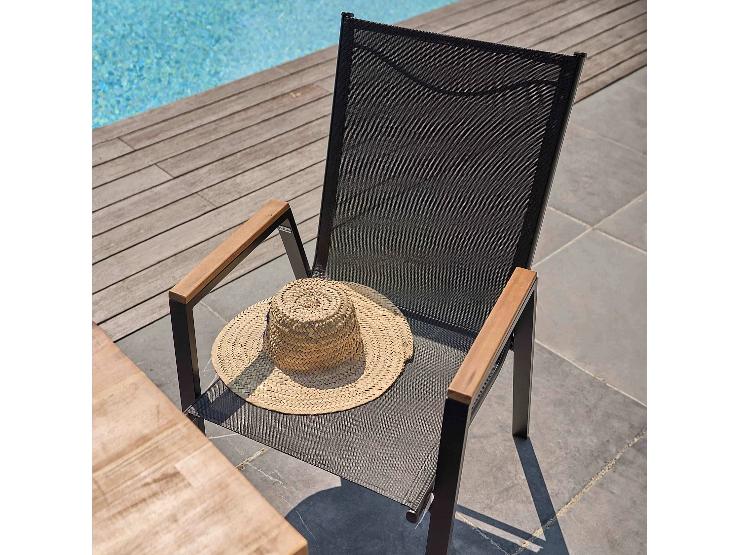 Lot de deux fauteuils de jardin en aluminium et bois