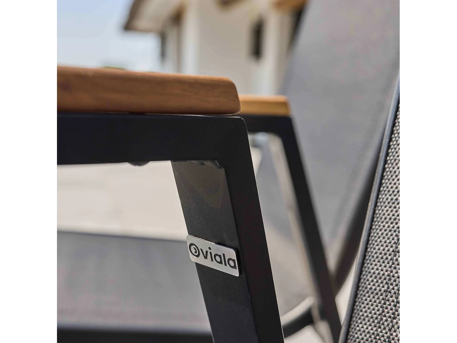 Lot de deux fauteuils de jardin en aluminium et bois