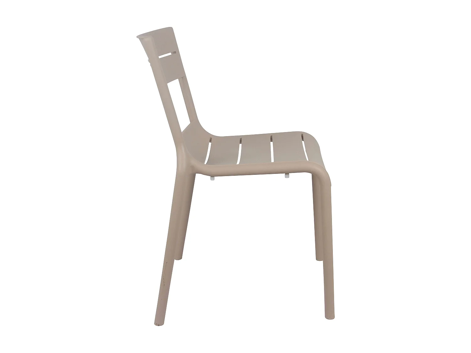 Chaise beige de terrasse en plastique