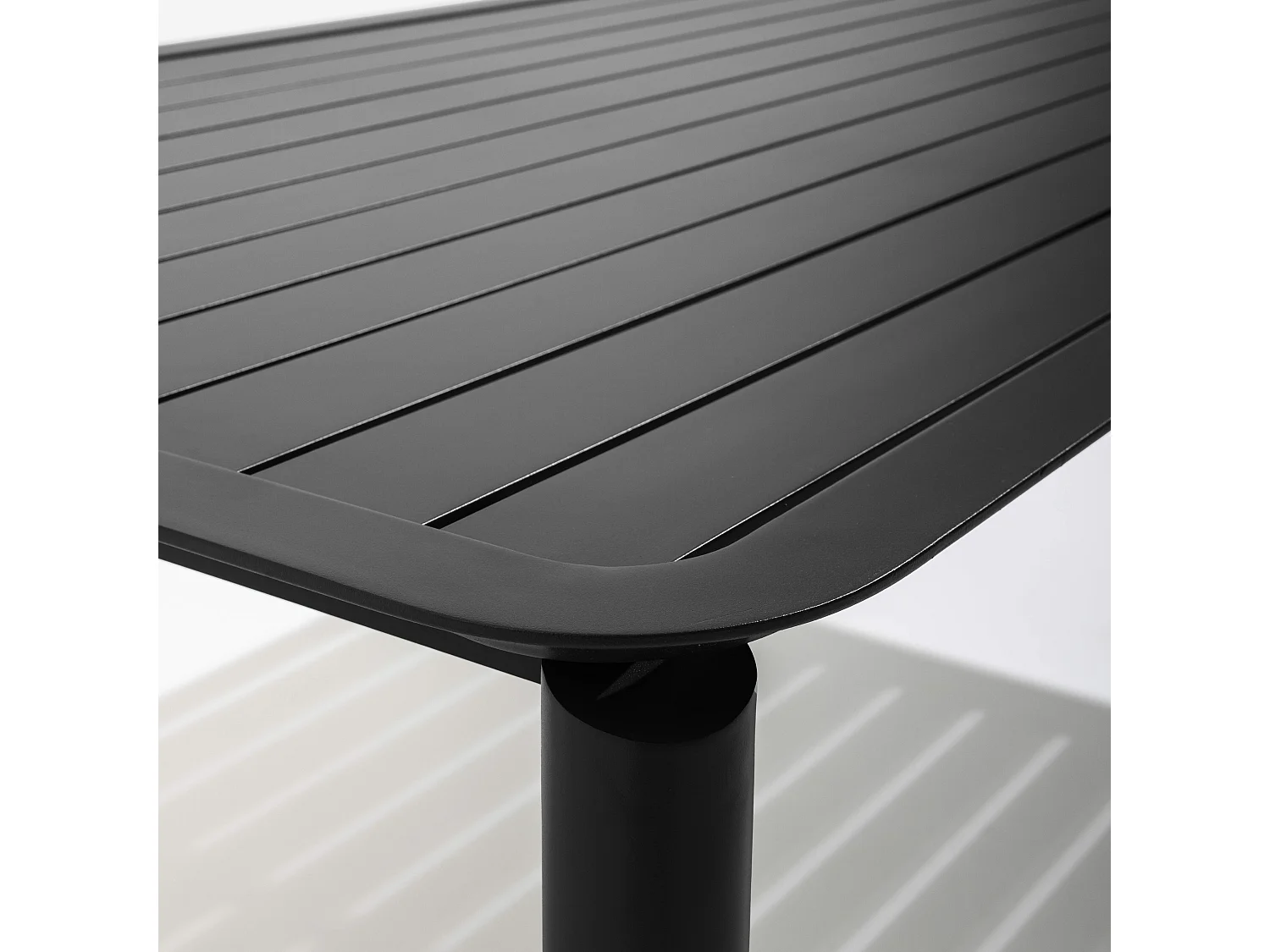 Vierkante terrastafel (185 x 92 cm) en 8 zwarte stoelen