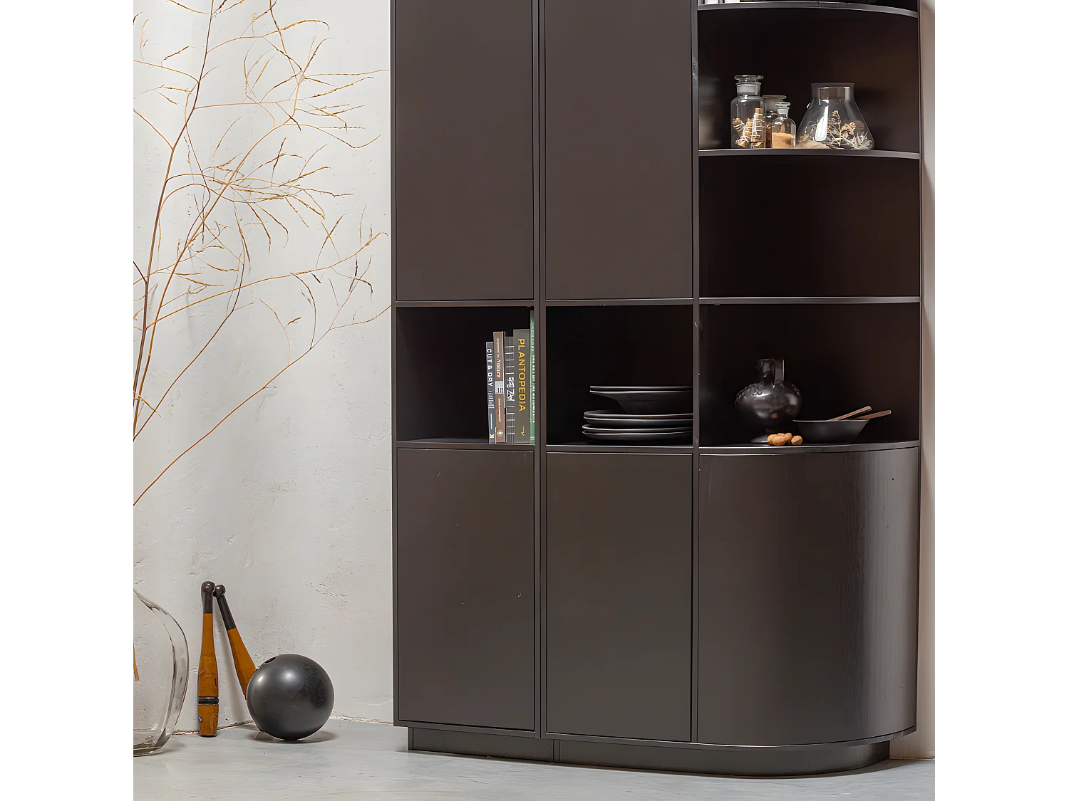 Armoire arrondie côté droit en bois noir certifié FSC BUCK