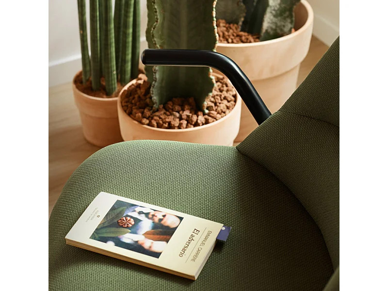 Fauteuil en tissu avec accoudoirs en métal DINS