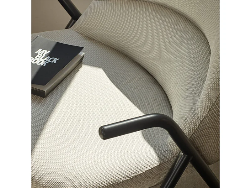 Fauteuil haut dossier pieds métal en tissu DINS