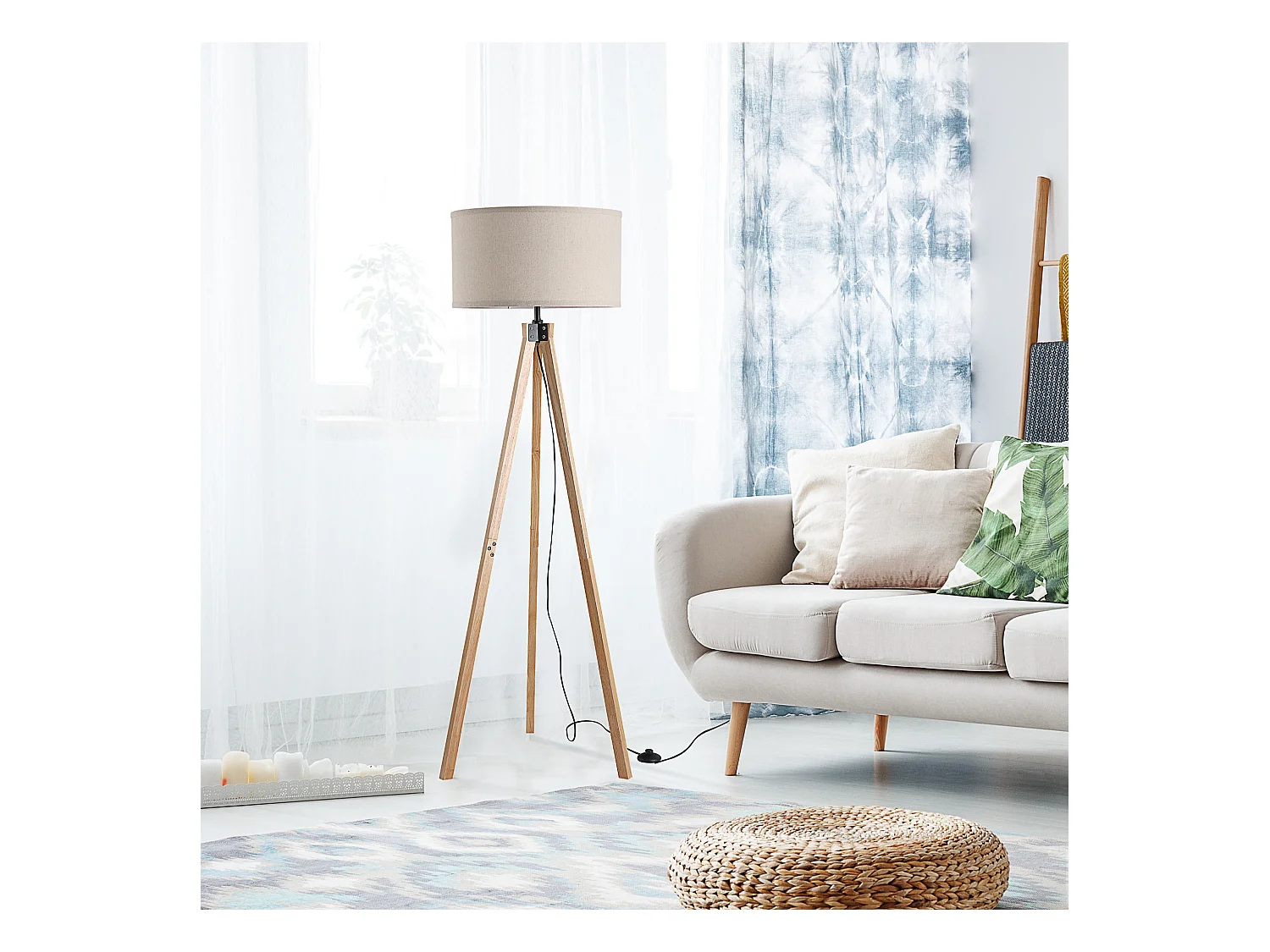 Lampadaire trépied style scandinave 40 W max. dim. 45L x 45l x 152H cm bois de pin lin beige