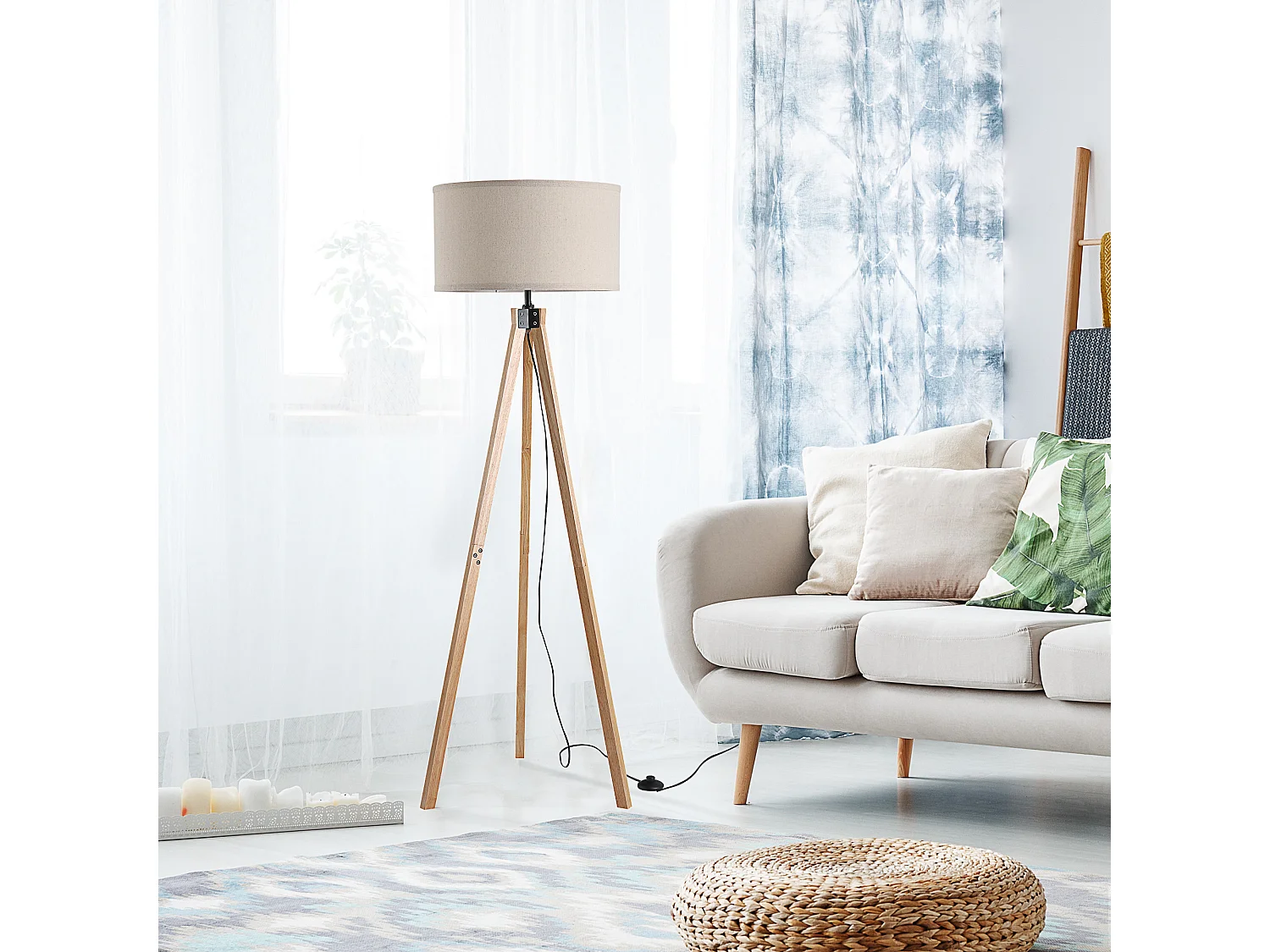 Lampadaire trépied style scandinave 40 W max. dim. 45L x 45l x 152H cm bois de pin lin beige