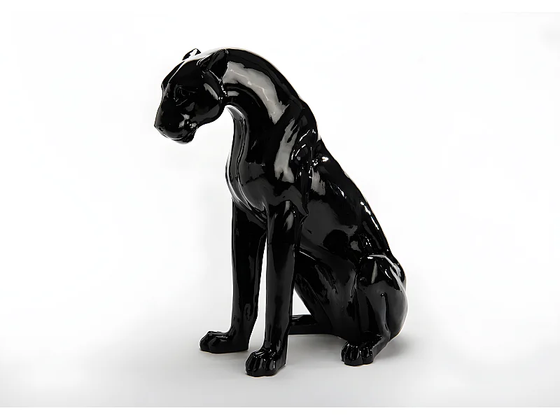 Panthère noire assise