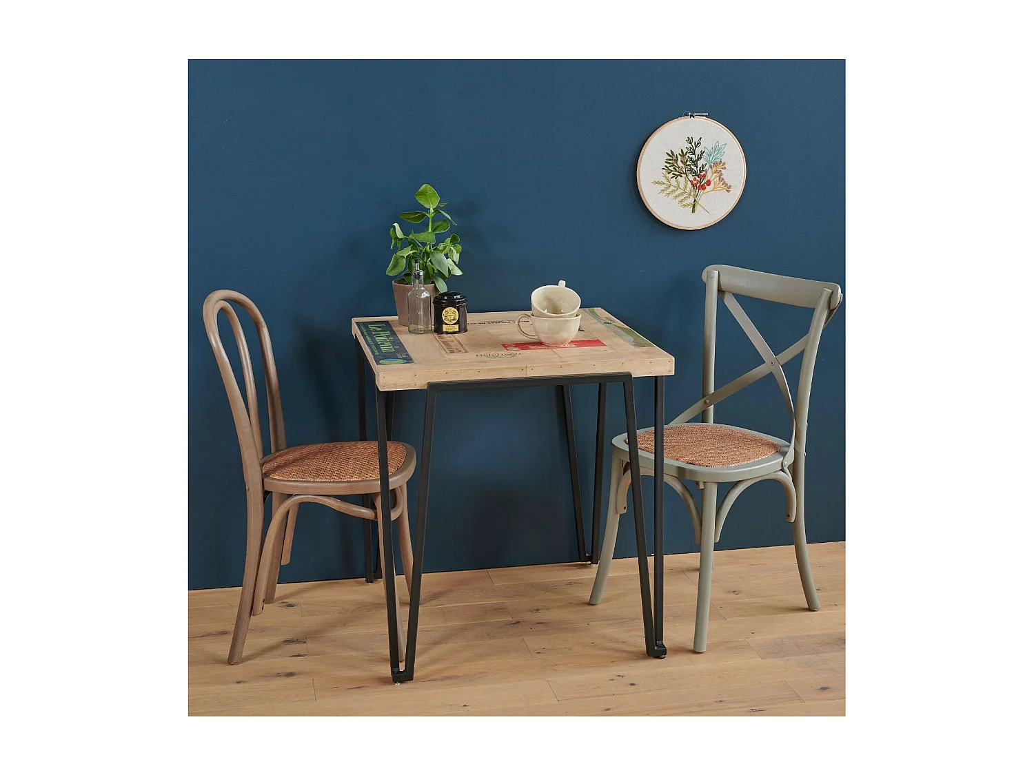 Table bistrot carrée en bois recyclé et pied métal L70 - DEMETER