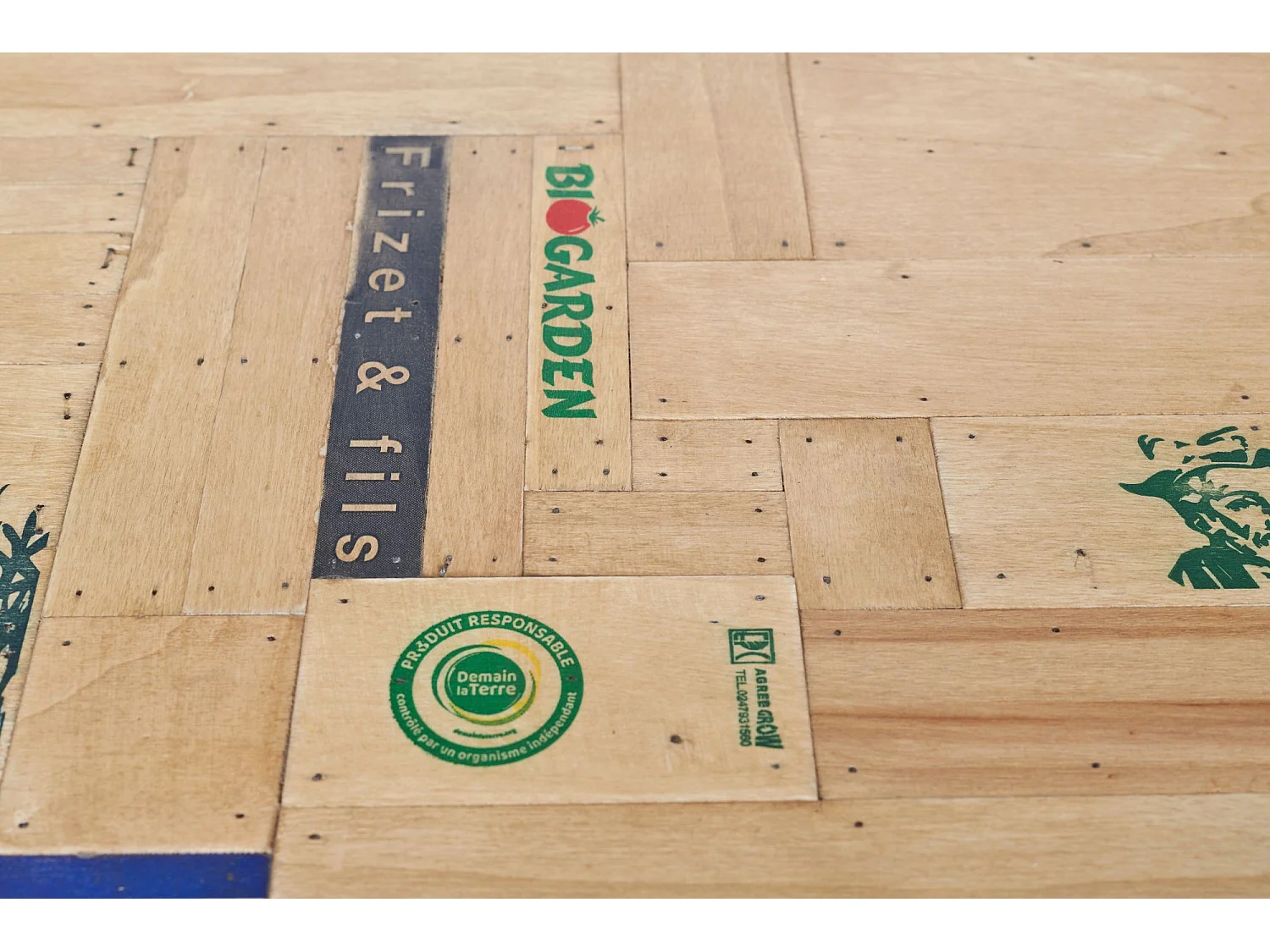 Table bistrot carrée en bois recyclé et pied métal L70 - DEMETER