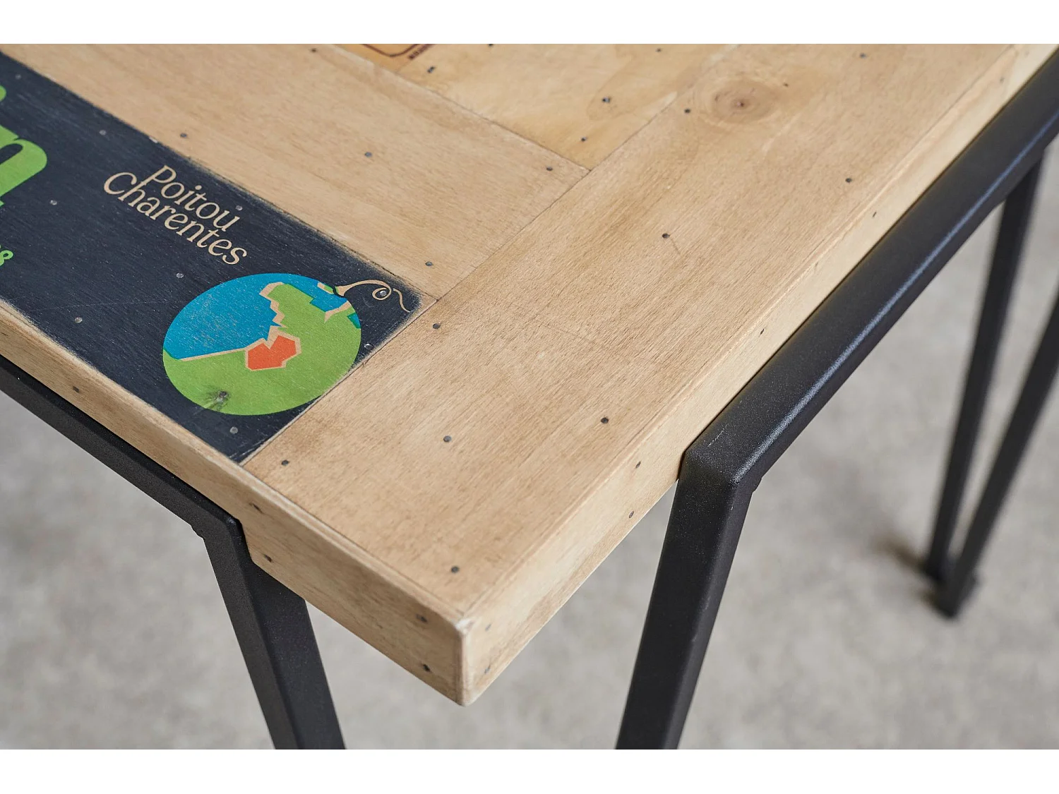 Table bistrot carrée en bois recyclé et pied métal L70 - DEMETER