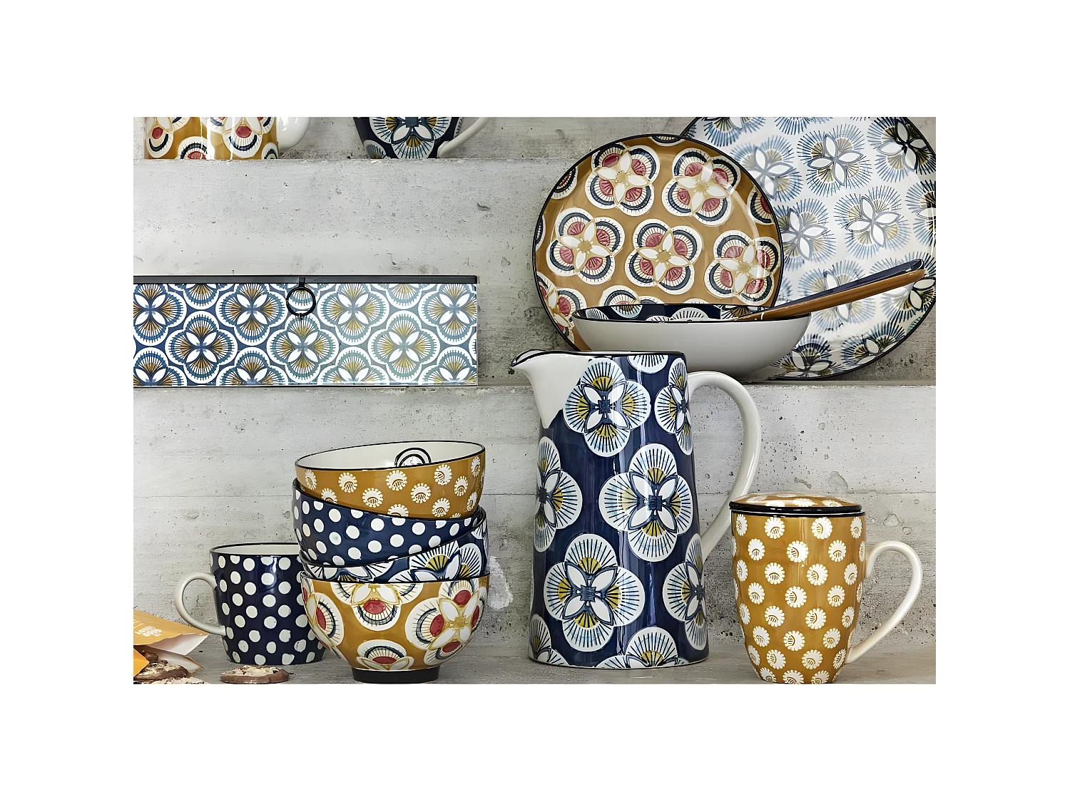 Krug aus Steingut mit Motiven "Imany"