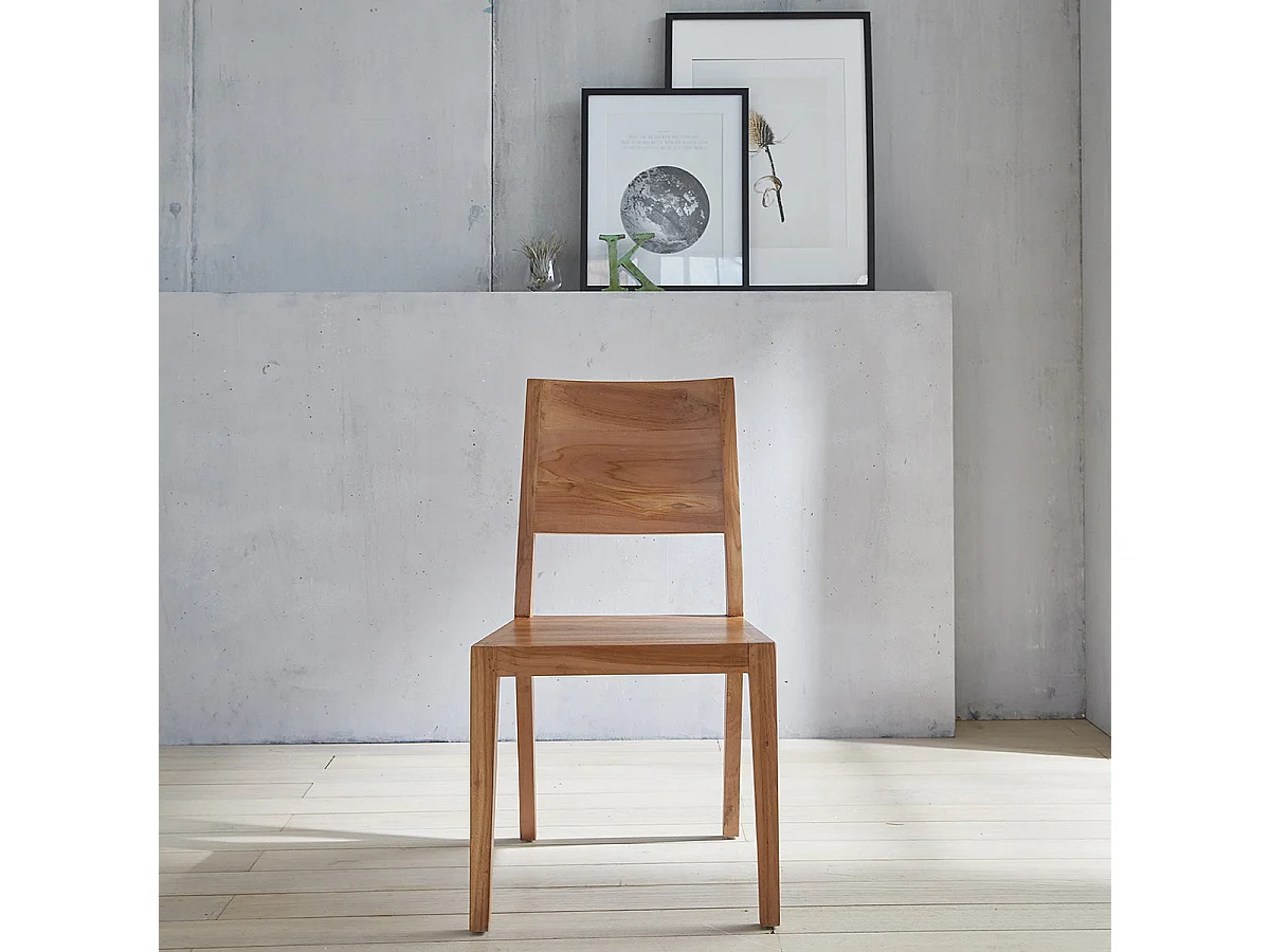 Silla moderna de madera de teca maciza