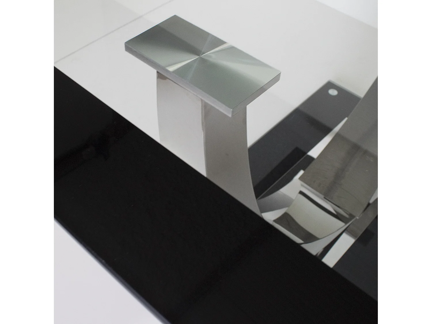 Mesa Unique negra pata cromada