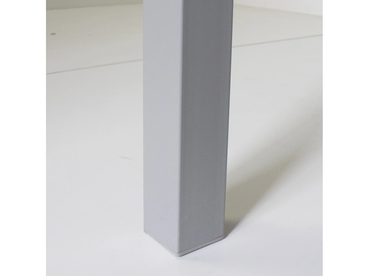 Mesa de comedor Cadell fija 140 gris con tapa negra