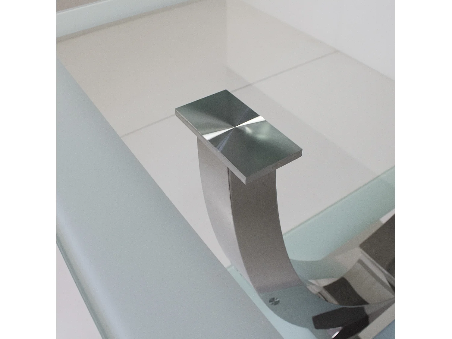 Mesa Unique blanca pata cromada