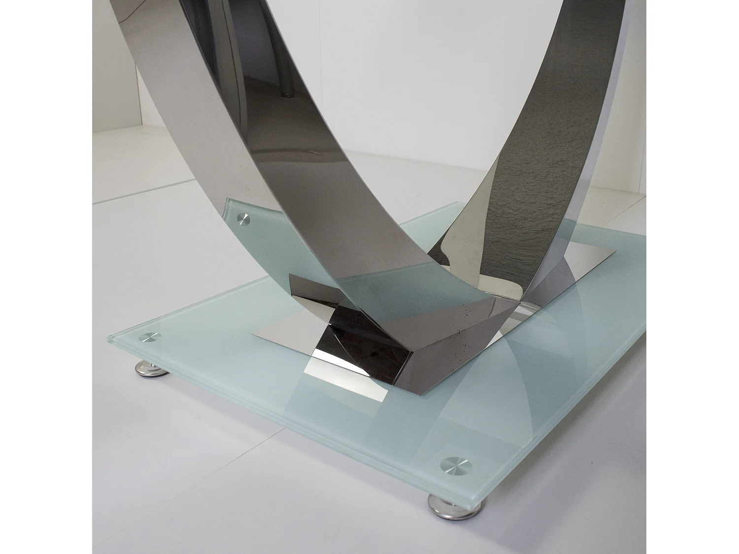 Mesa Unique blanca pata cromada