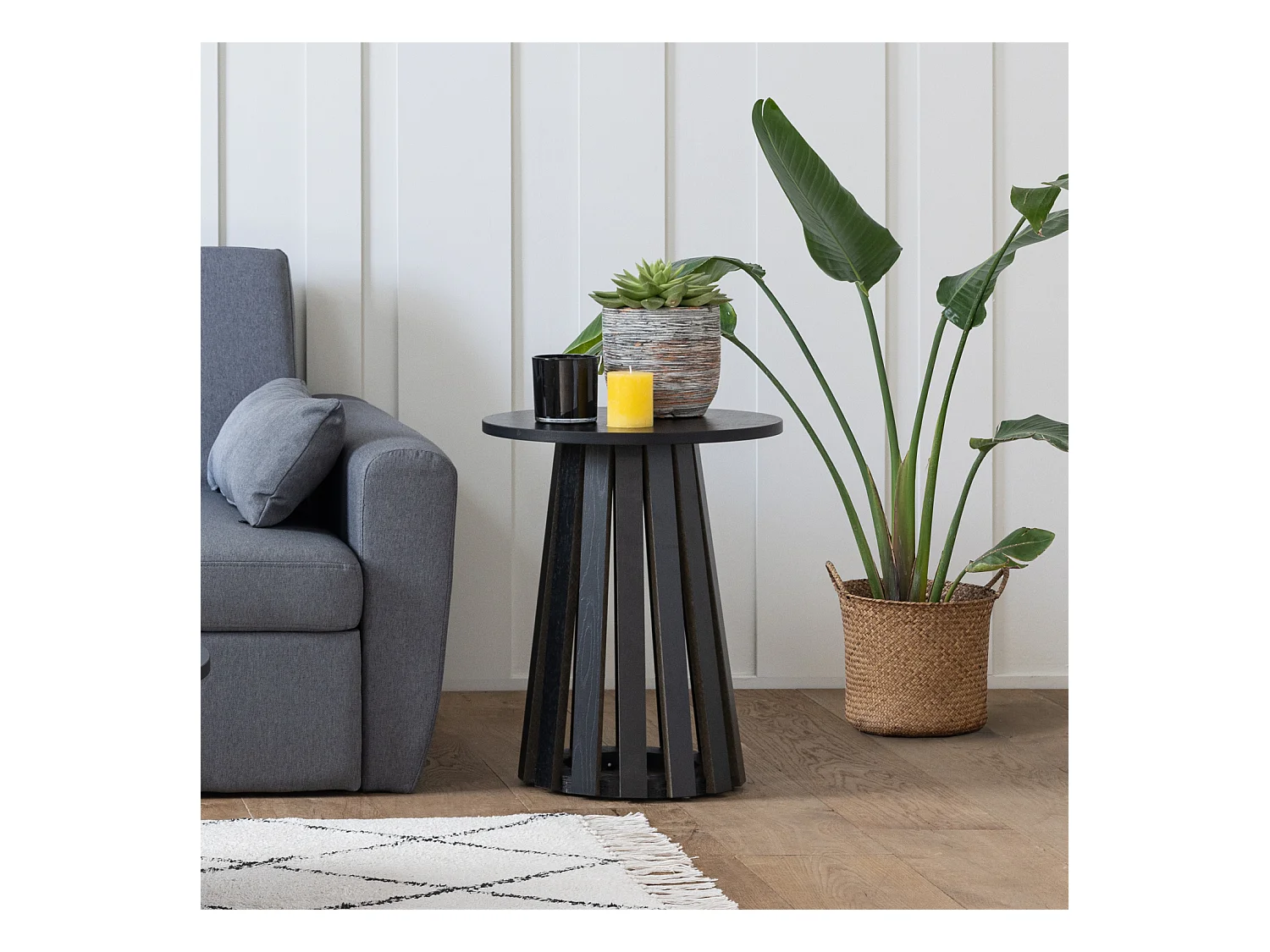 Table d'appoint ronde style scandinave noire LIV