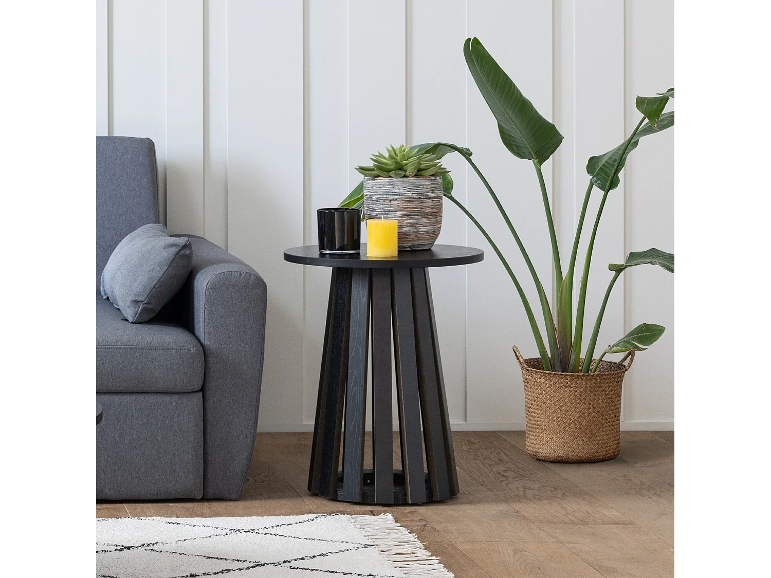 Table d'appoint ronde style scandinave noire LIV