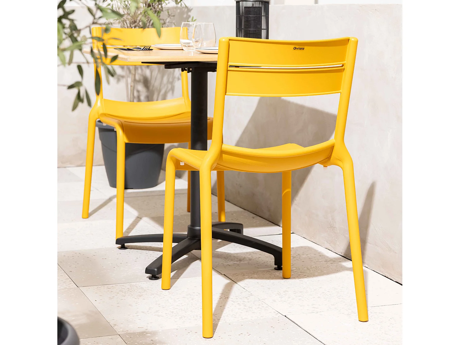 Lot de 4 chaises de terrasse en plastique jaune moutarde