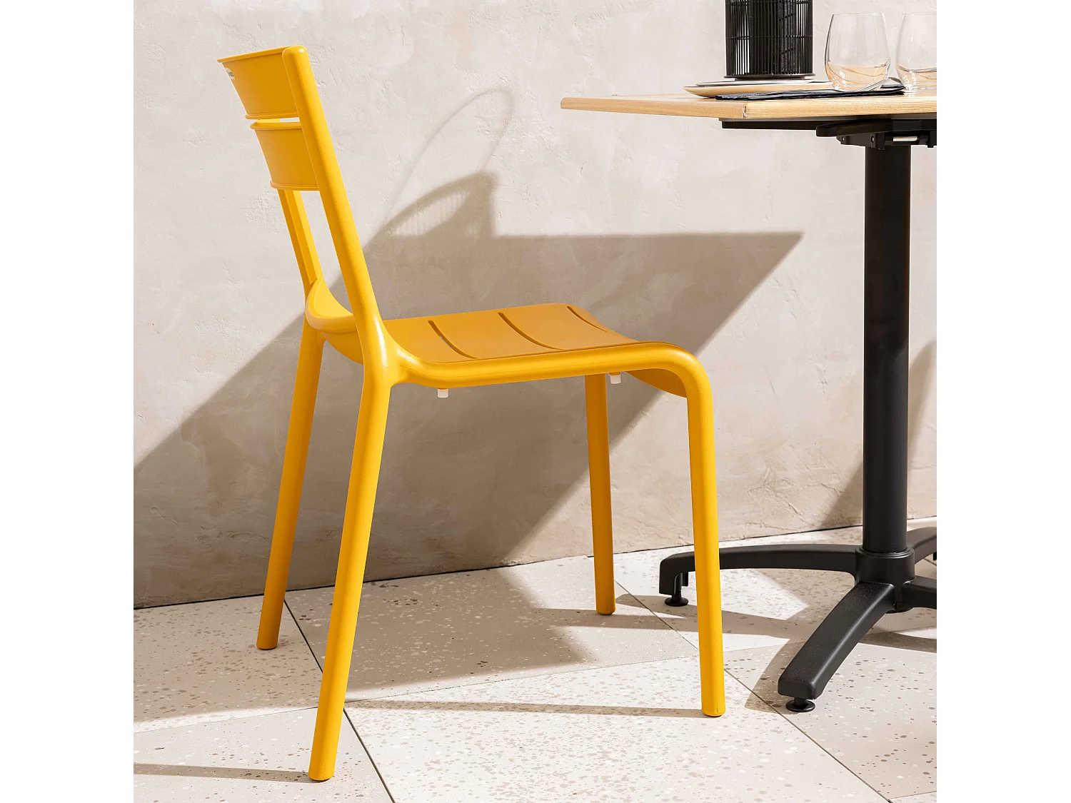 Lot de 4 chaises de terrasse en plastique jaune moutarde