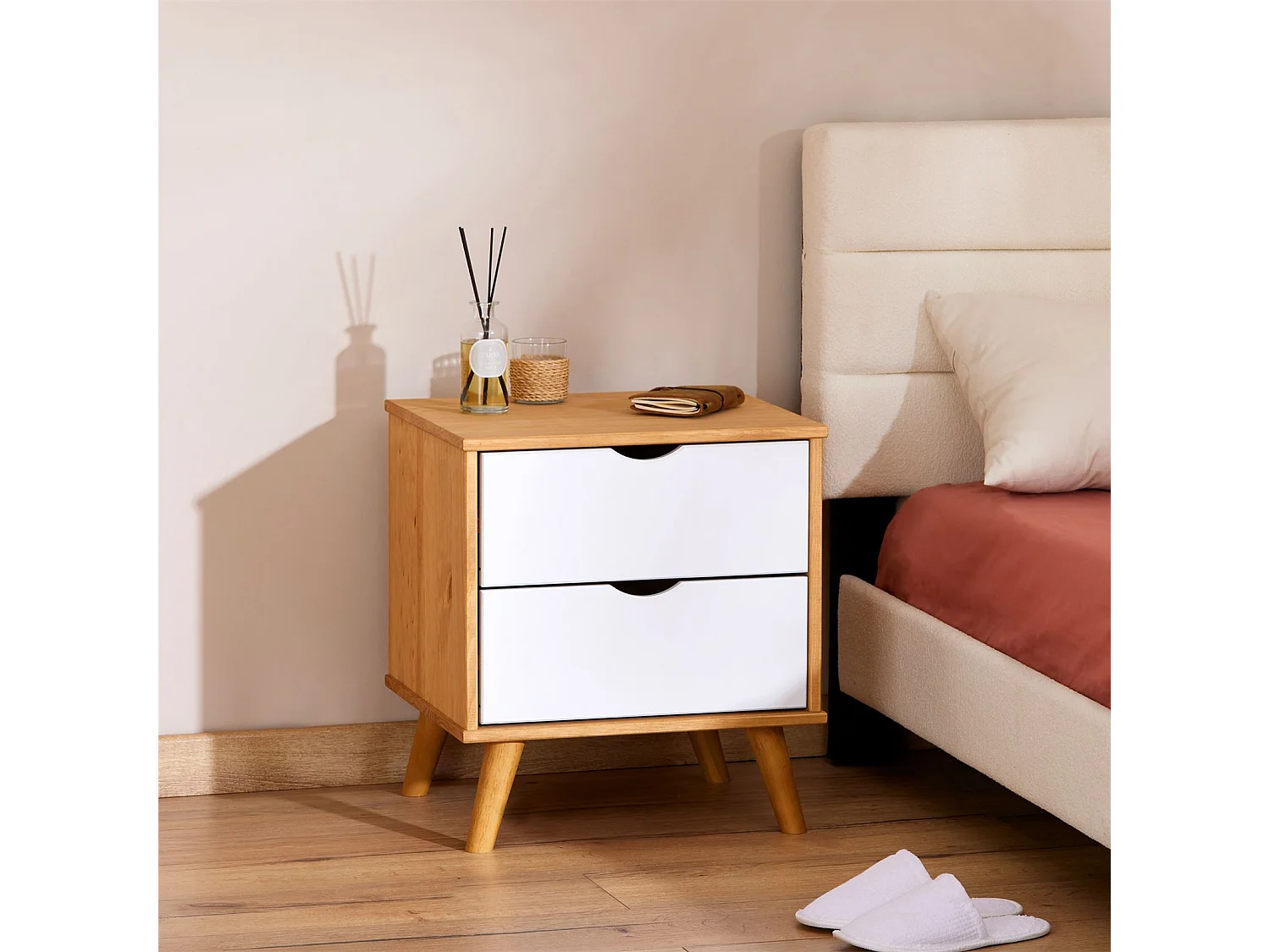 Table de chevet COLIMA en pin massif avec 2 tiroirs, table de nuit en bois sur pieds coloris blanc et naturel