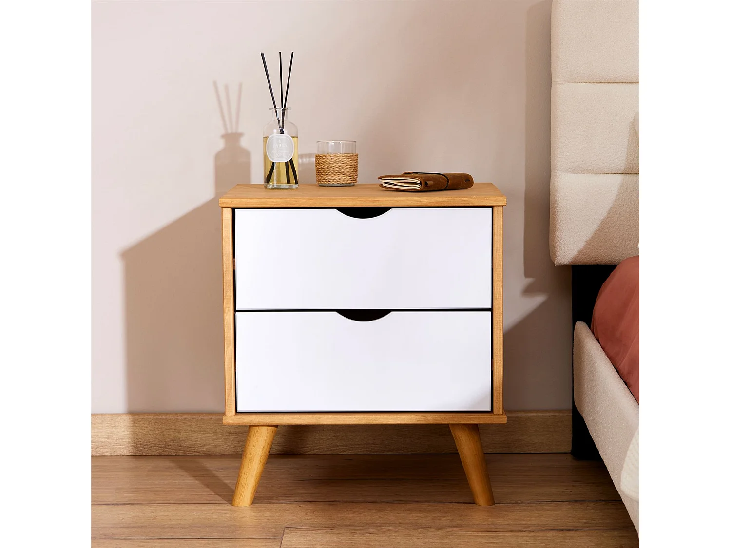 Table de chevet COLIMA en pin massif avec 2 tiroirs, table de nuit en bois sur pieds coloris blanc et naturel