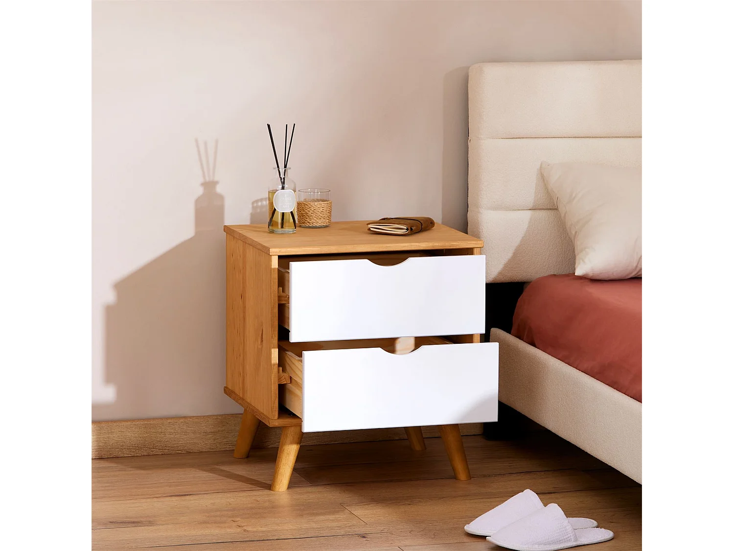 Table de chevet COLIMA en pin massif avec 2 tiroirs, table de nuit en bois sur pieds coloris blanc et naturel