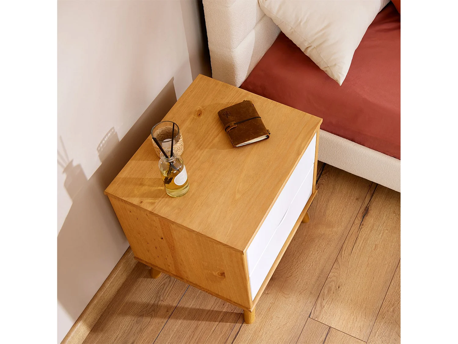 Table de chevet COLIMA en pin massif avec 2 tiroirs, table de nuit en bois sur pieds coloris blanc et naturel