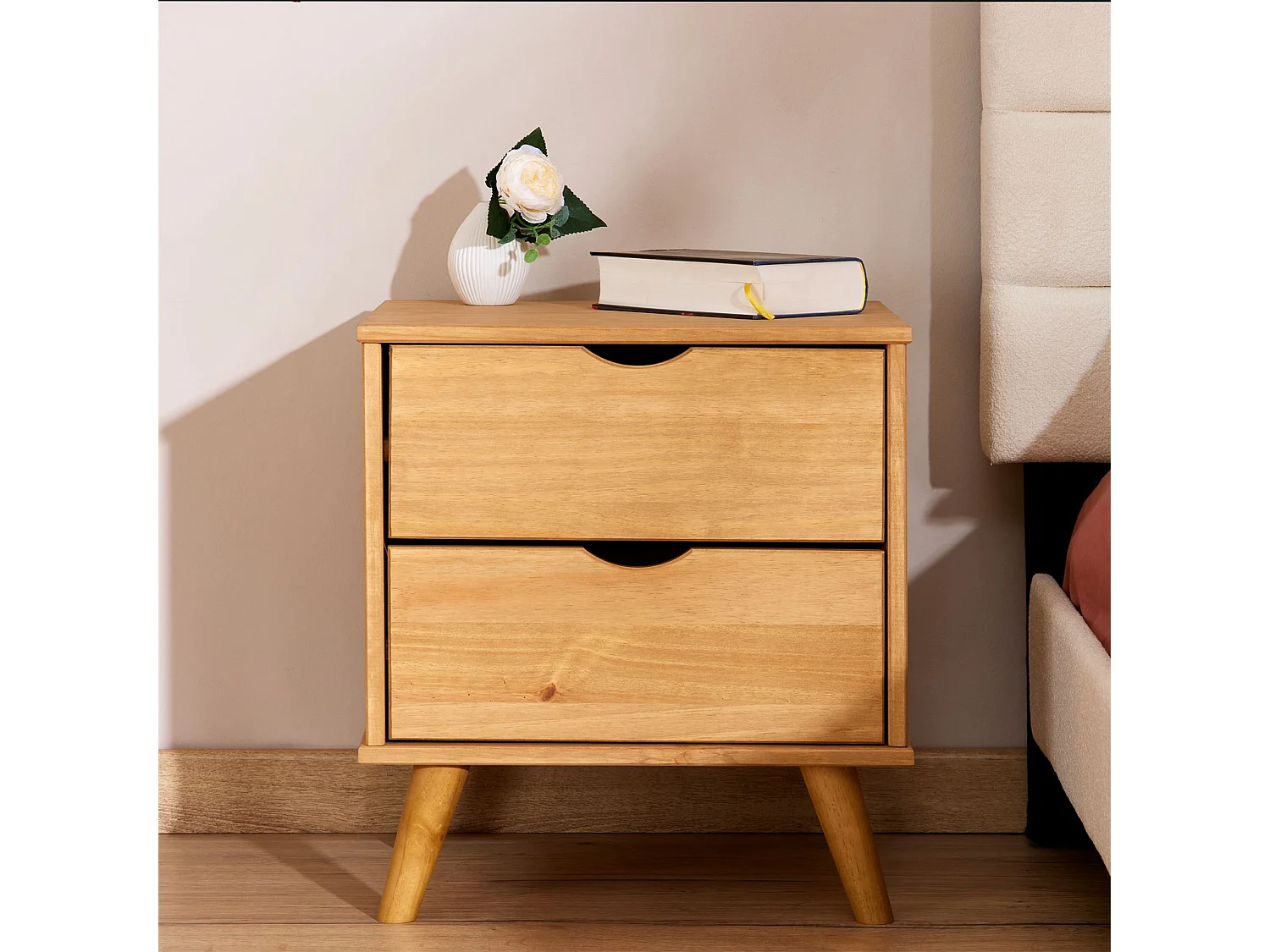 Table de chevet COLIMA en pin massif avec 2 tiroirs, table de nuit en bois sur pieds coloris naturel