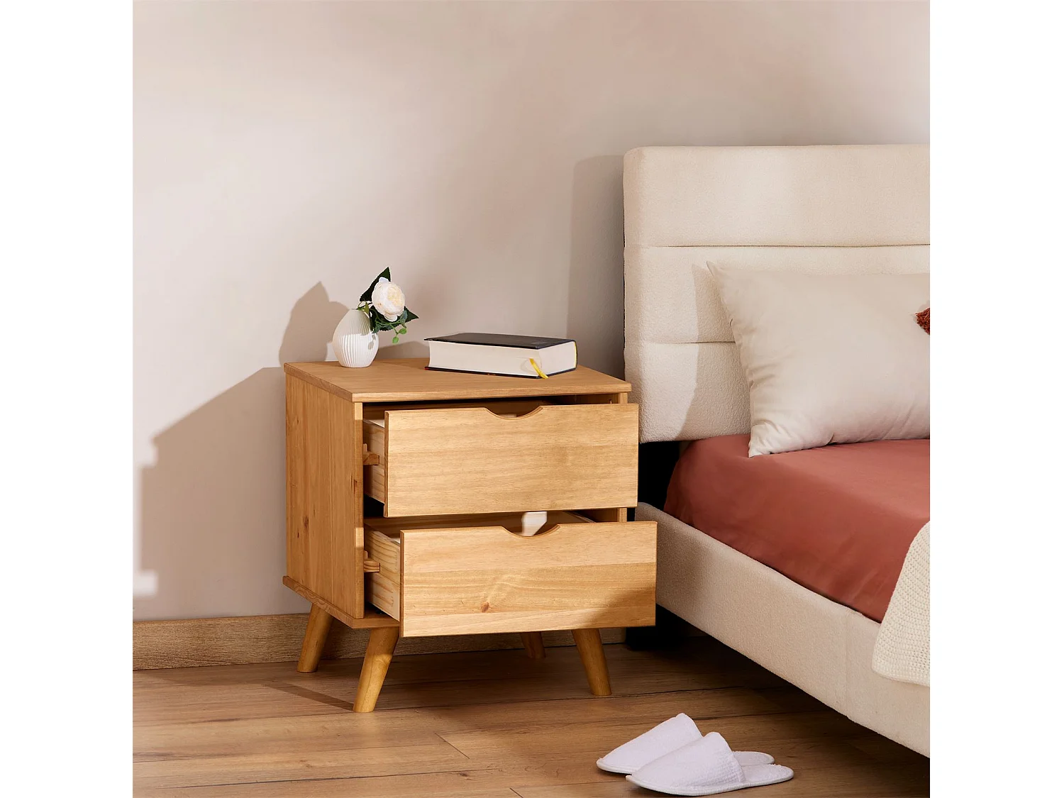 Table de chevet COLIMA en pin massif avec 2 tiroirs, table de nuit en bois sur pieds coloris naturel