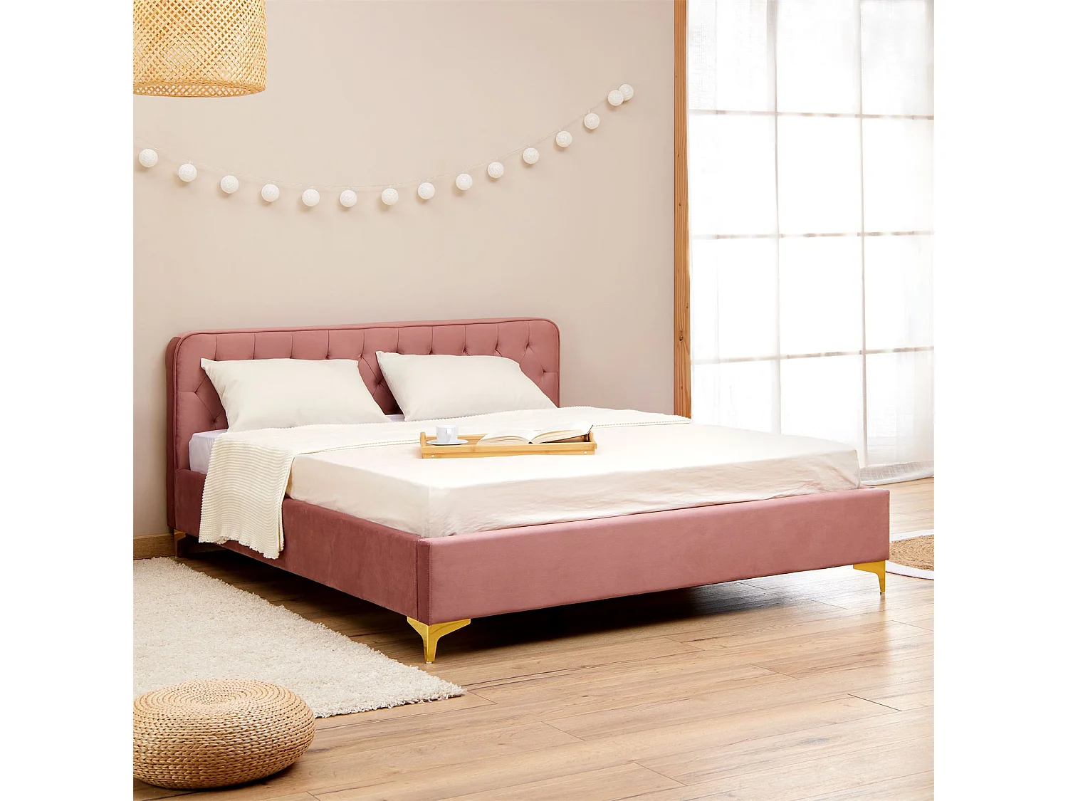 Lit double GLAMOUR couchage 140x190 cm, avec sommier et pieds en métal doré, style baroque, revêtement en velours capitonné rose