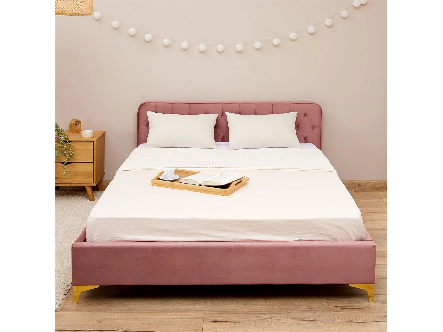 Lit double GLAMOUR couchage 140x190 cm, avec sommier et pieds en métal doré, style baroque, revêtement en velours capitonné rose