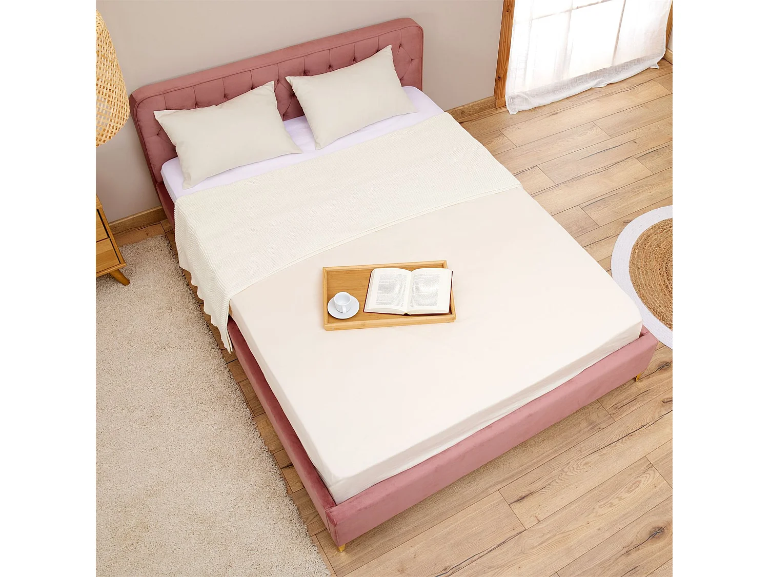 Lit double GLAMOUR couchage 140x190 cm, avec sommier et pieds en métal doré, style baroque, revêtement en velours capitonné rose