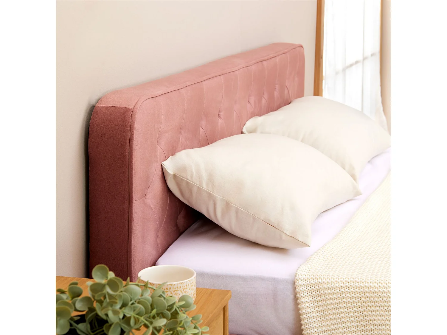 Lit double GLAMOUR couchage 140x190 cm, avec sommier et pieds en métal doré, style baroque, revêtement en velours capitonné rose