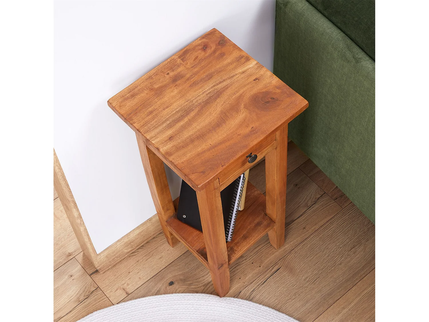 Table d'appoint GERBIER H 66 cm, en acajou finition naturelle avec 1 tiroir et 1 étagère