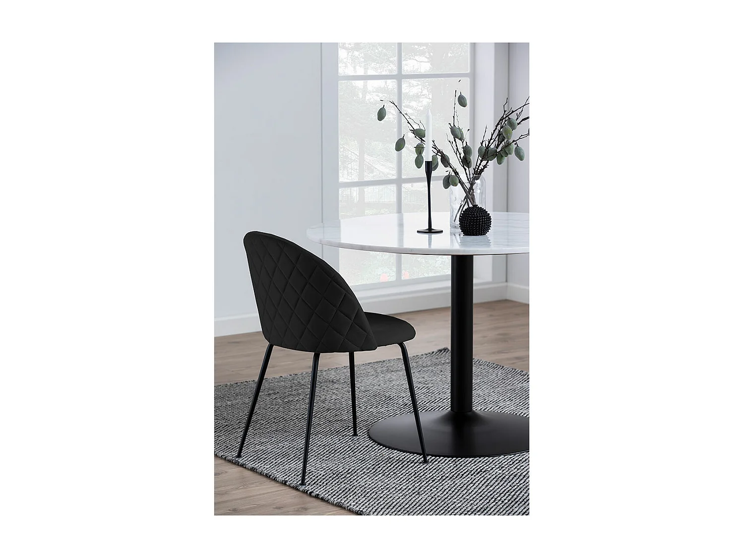 Silla de comedor Louise en terciopelo negro.